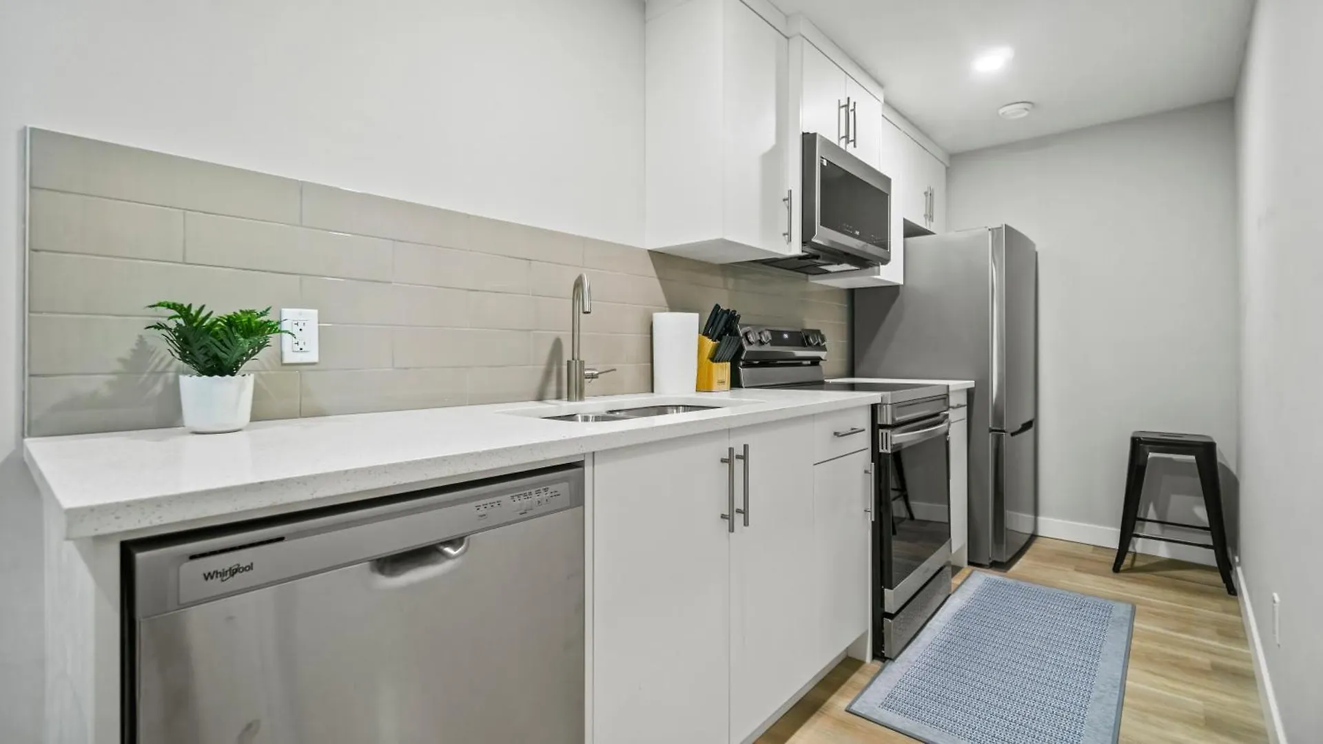 Serene Stays Calgary Apartment